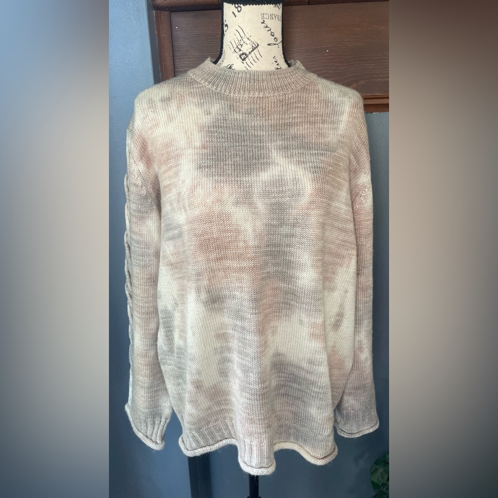 Main Strip Marbled Cream and‎ Light Pink Crewneck Sweater
